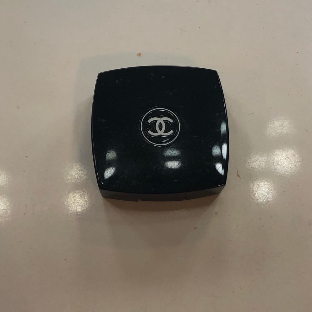 CHANEL creme eyeshadow/highlighter